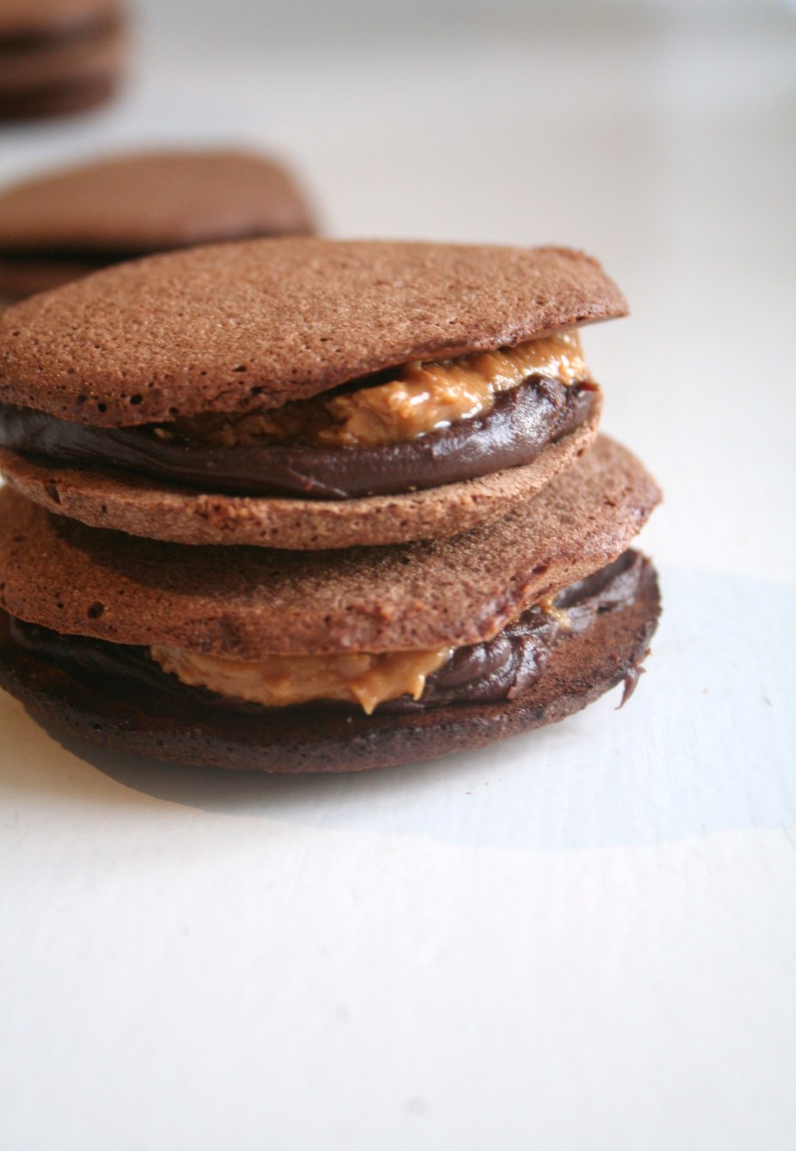 snickers-macarons